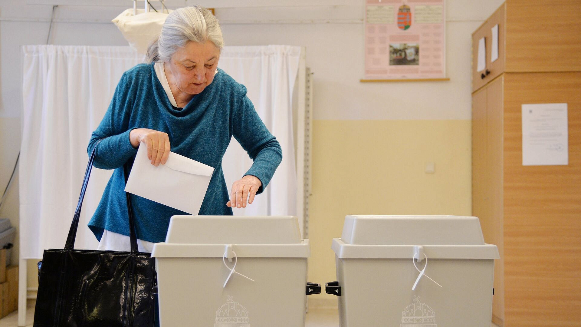 Партия "Тиса" сохраняет лидерство по мере подсчета голосов в Венгрии