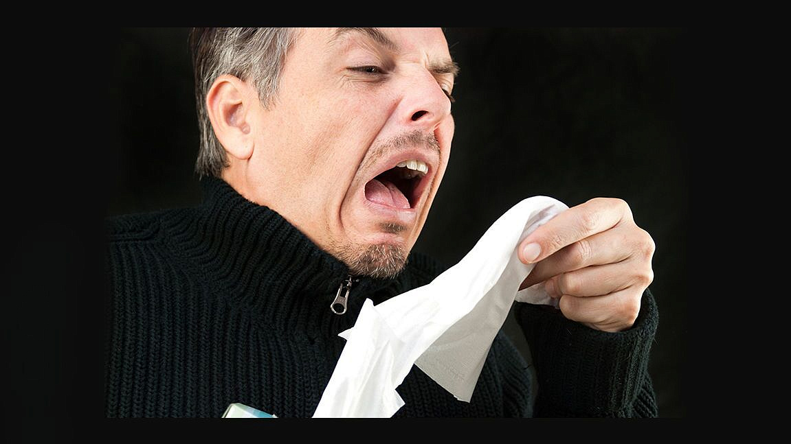 Врач рассказал, о чем говорят частые чихания