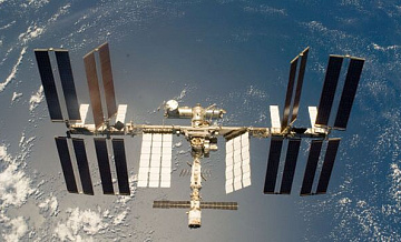 Российский экипаж МКС поздравил всех военных с Днем защитника Отечества