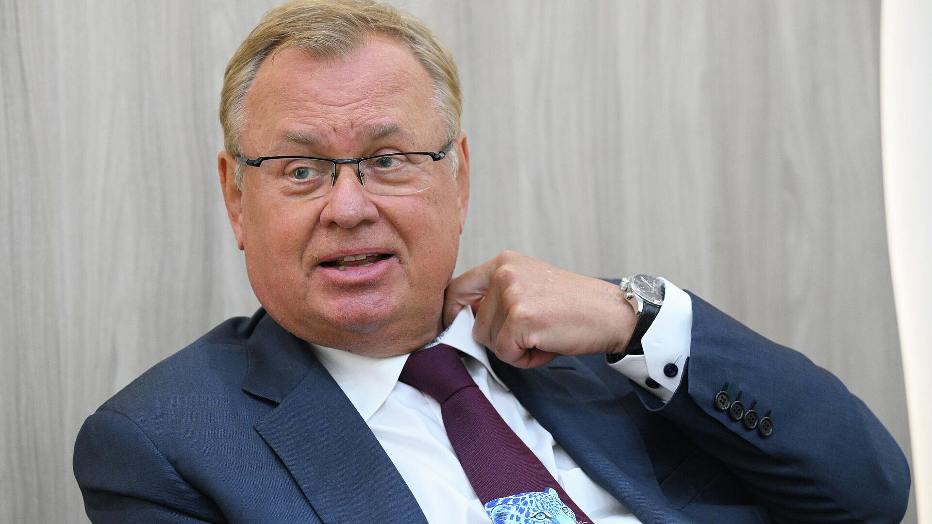 Глава ВТБ призвал дать банкам жесткие полномочия для борьбы с дропперами