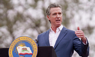 СМИ рассказали, зачем губернатор Калифорнии поедет на форум в Давосе