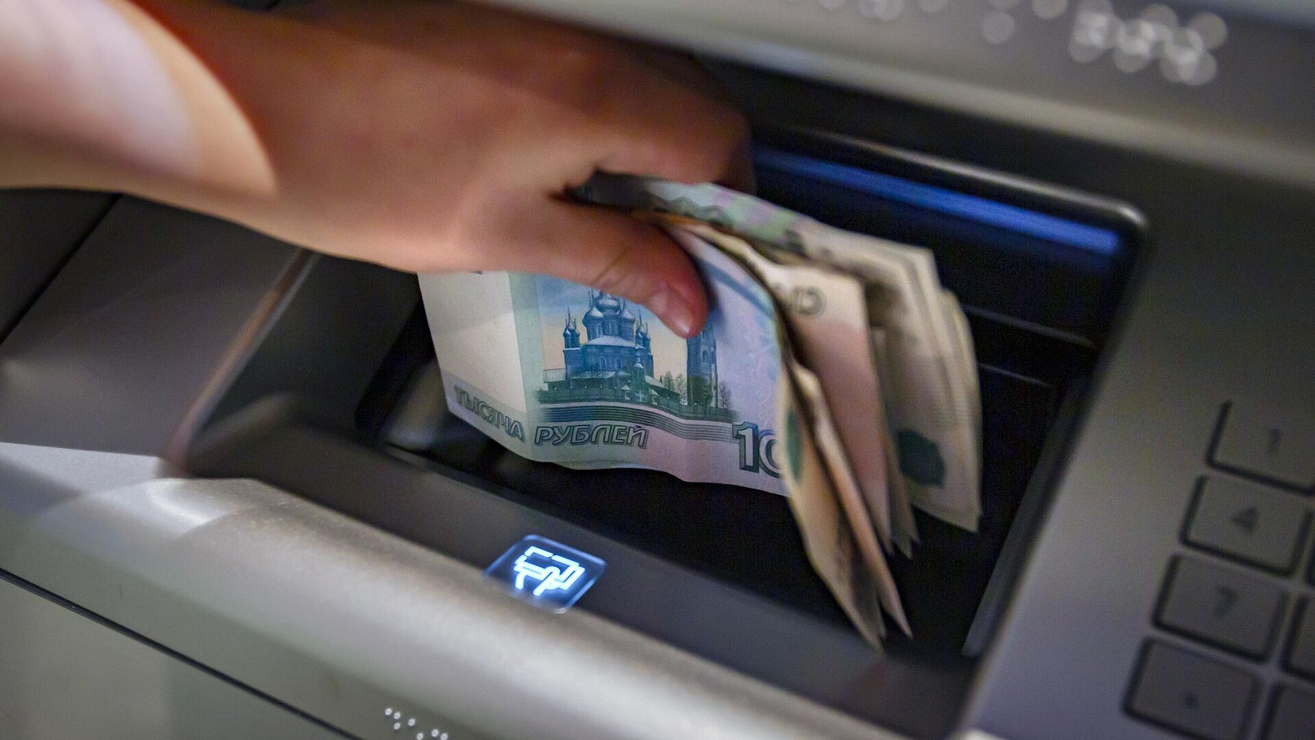 Банки могут усилить контроль за внесением крупных сумм наличных