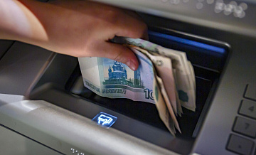 Банки могут усилить контроль за внесением крупных сумм наличных