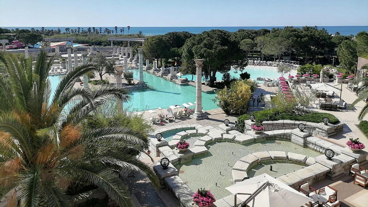 "Ставят капельницу". Россияне в Турции пожаловались на необычную аллергию