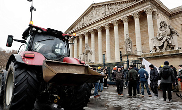 СМИ: во Франции правоохранители изъяли 16 тракторов у бастующих фермером
