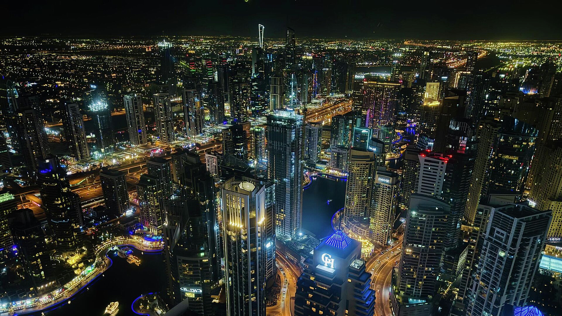 В Дубае после падения обломков произошел незначительный инцидент