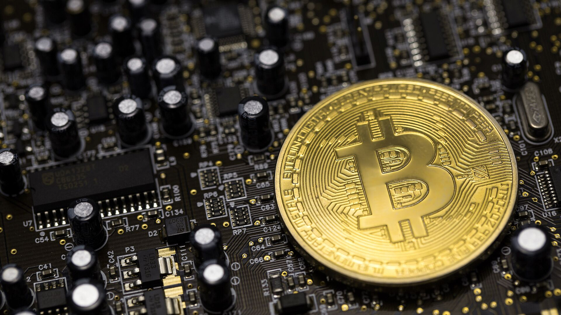 В Чехии задержали мужчину, подарившего Минюсту биткоины на миллиард крон