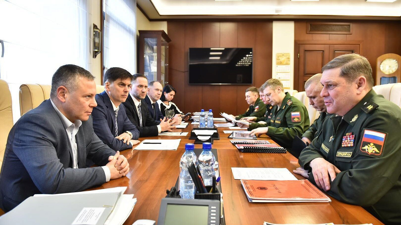 Михаил Евраев и Игорь Серицкий обсудили вопросы поддержки участников СВО