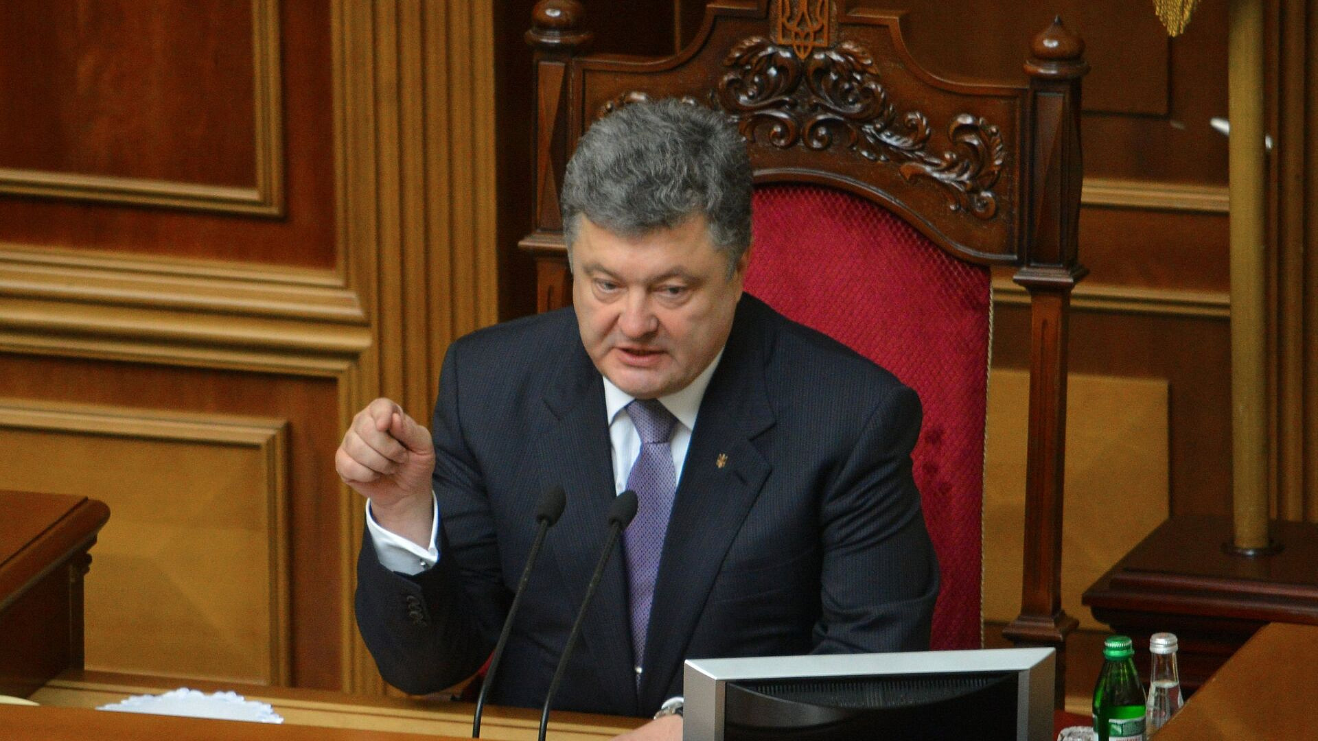 NYT: Порошенко стал более открыто критиковать Зеленского