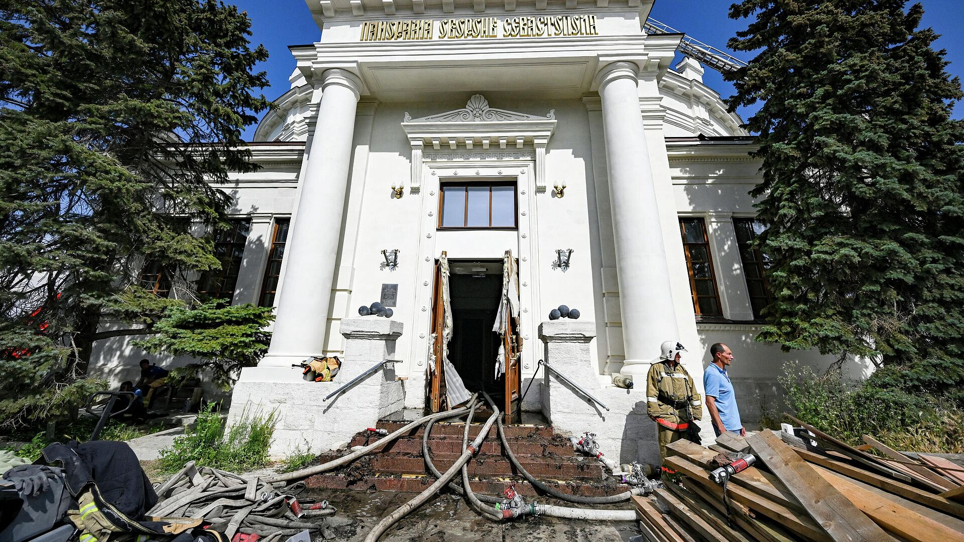 В Севастополе из пожара удалось спасти десять фрагментов полотна Рубо