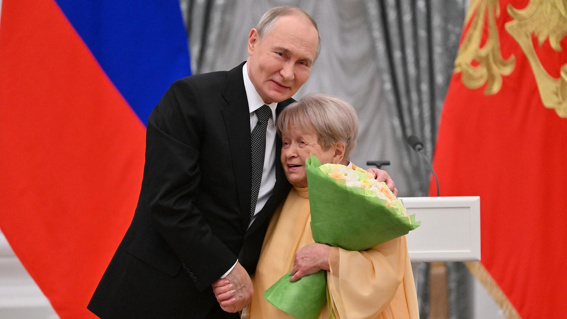 Путин назвал песни Пахмутовой родными для разных поколений