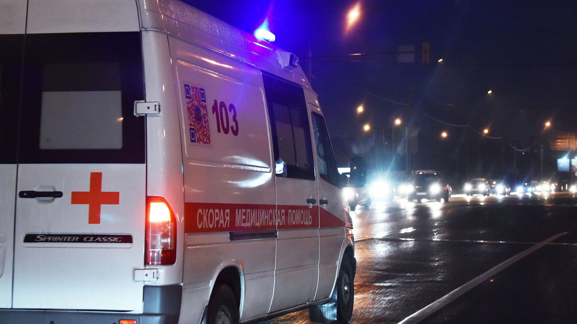 В Великом Новгороде автобус врезался в жилой дом
