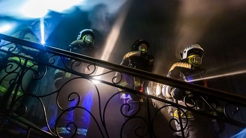 В центре Москвы загорелся жилой дом