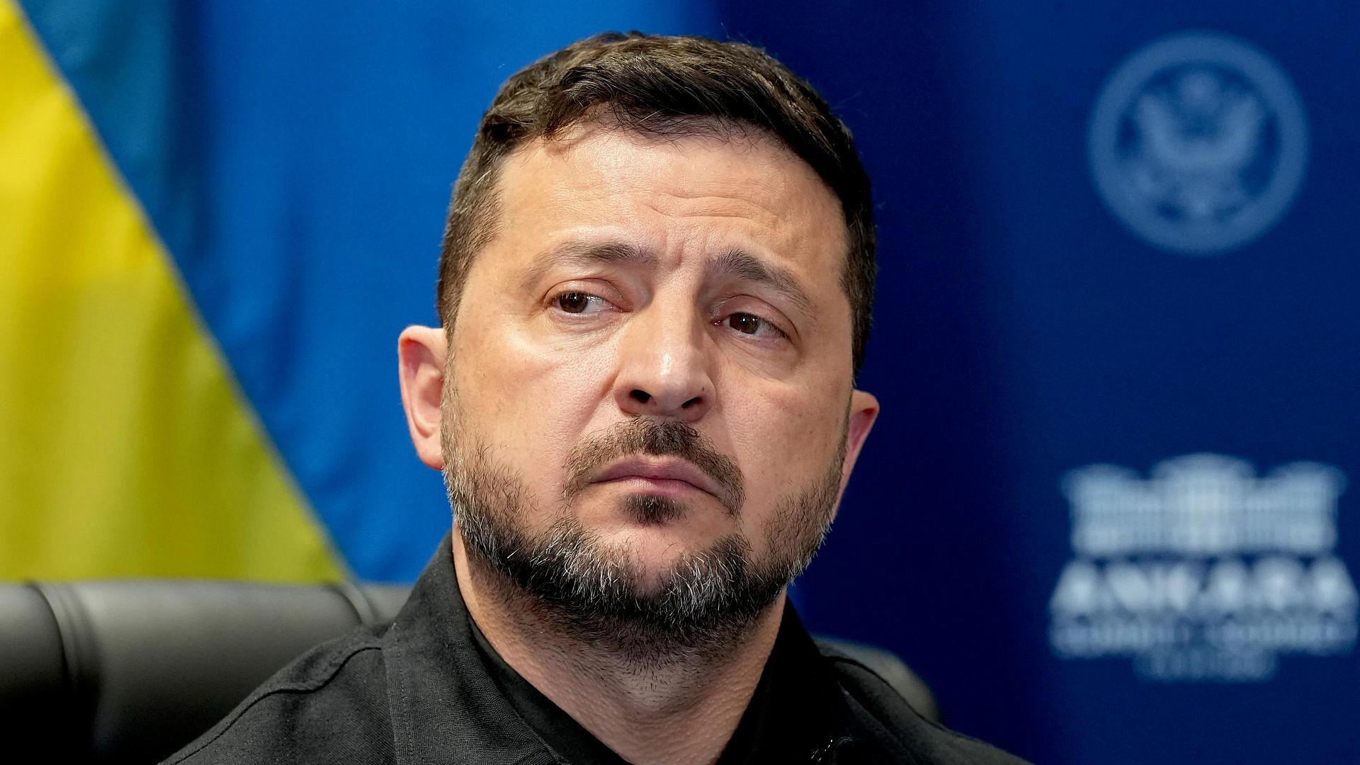 Зеленский продолжит превращаться в "английскую королеву", заявили в Раде