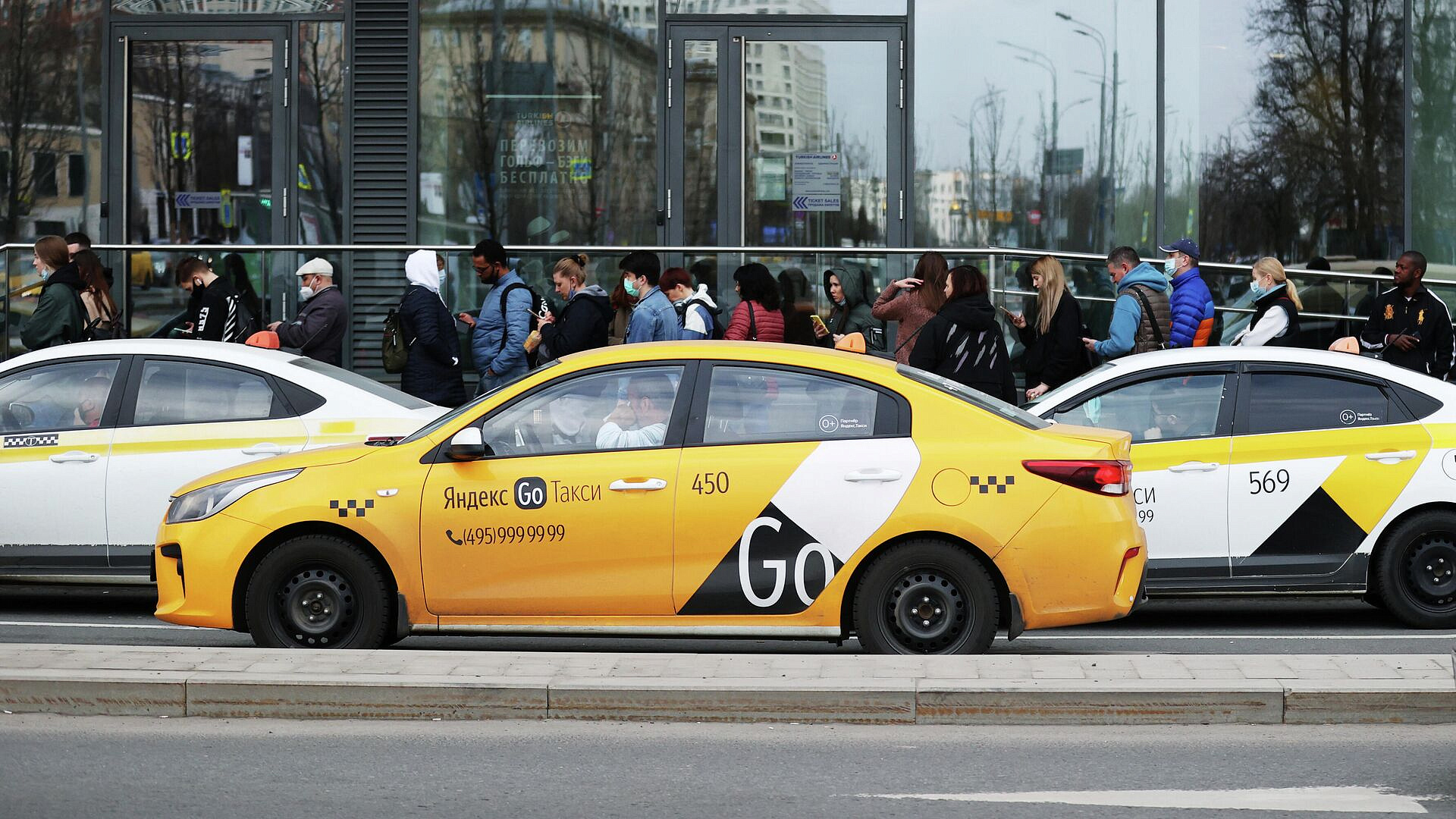 "Яндекс Go" предупредил о возможных сложностях с заказом такси в Москве