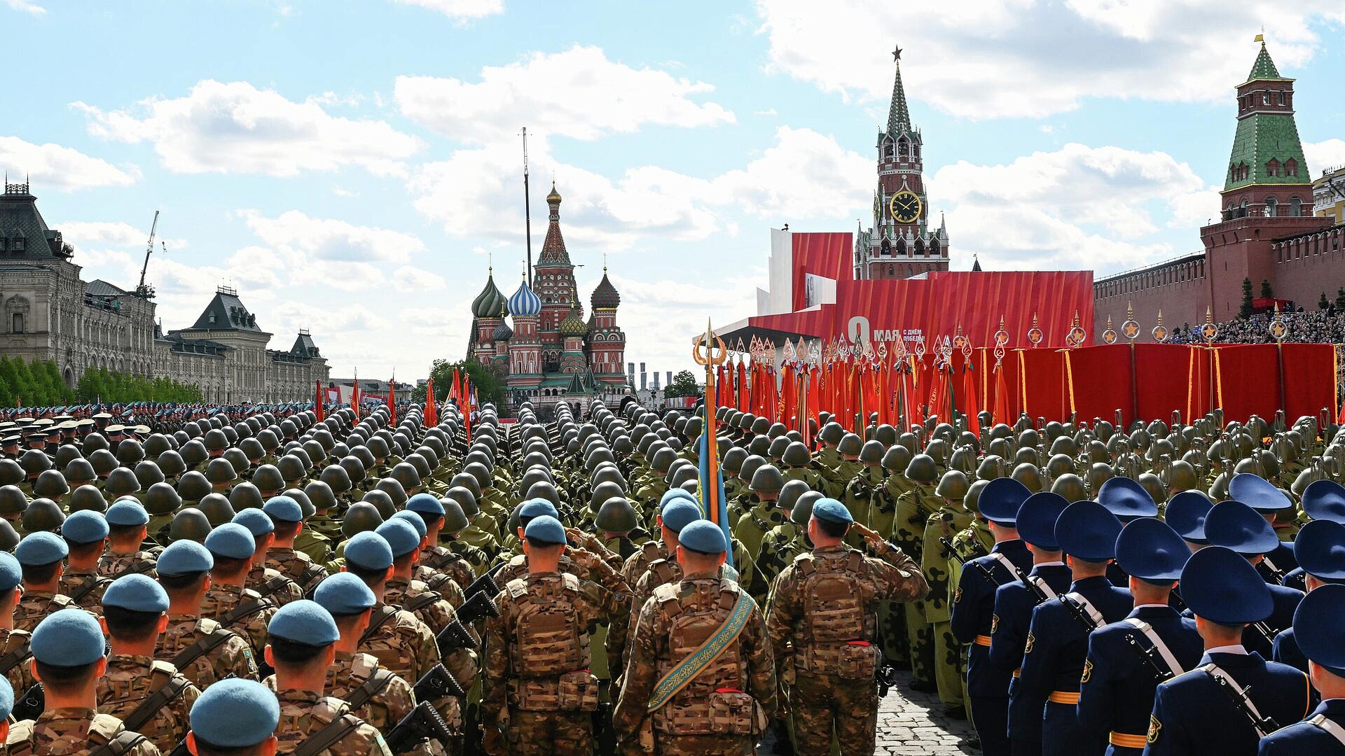 Герой СВО рядом с Путиным на трибуне участвовал в освобождении ЛНР
