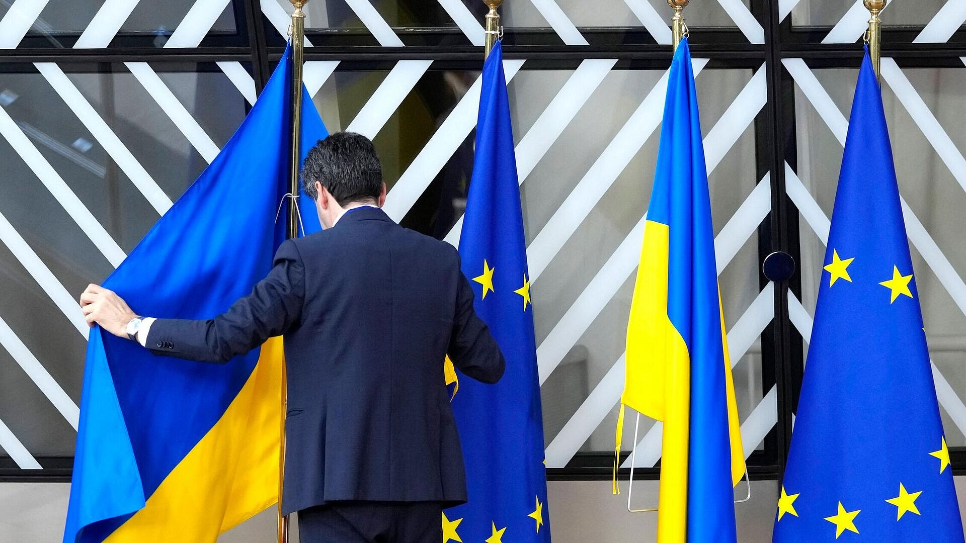 ЕС еще не оформил документы для выделения кредита Киеву, заявили в ЕК