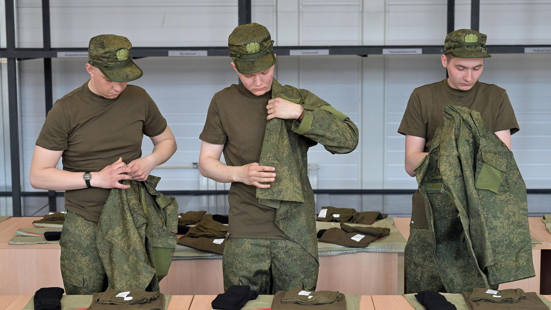 Набранные осенью призывники будут служить только в России, заявил Генштаб