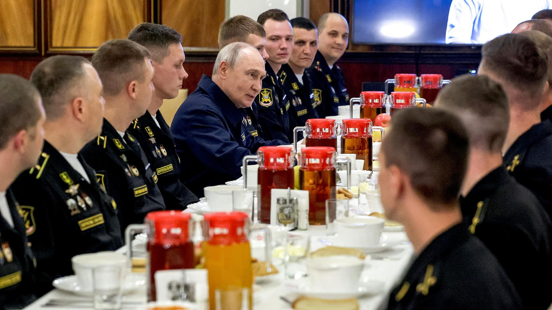 Опубликованы кадры обеда Путина с моряками крейсера "Варяг"