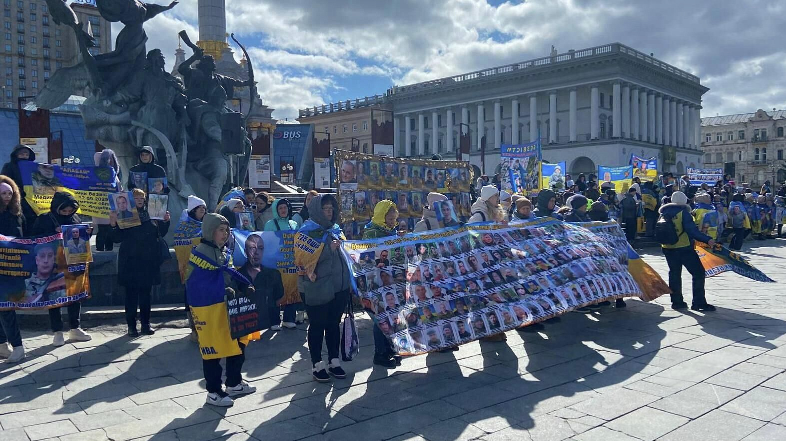 В центре Киева проходит митинг в поддержку родственников пропавших боевиков