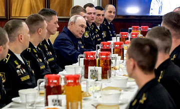 Опубликованы кадры обеда Путина с моряками крейсера "Варяг"