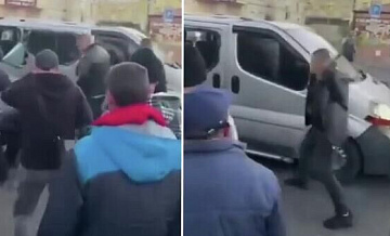 В Одессе жители разгромили автобус сотрудников военкомата, сообщили СМИ
