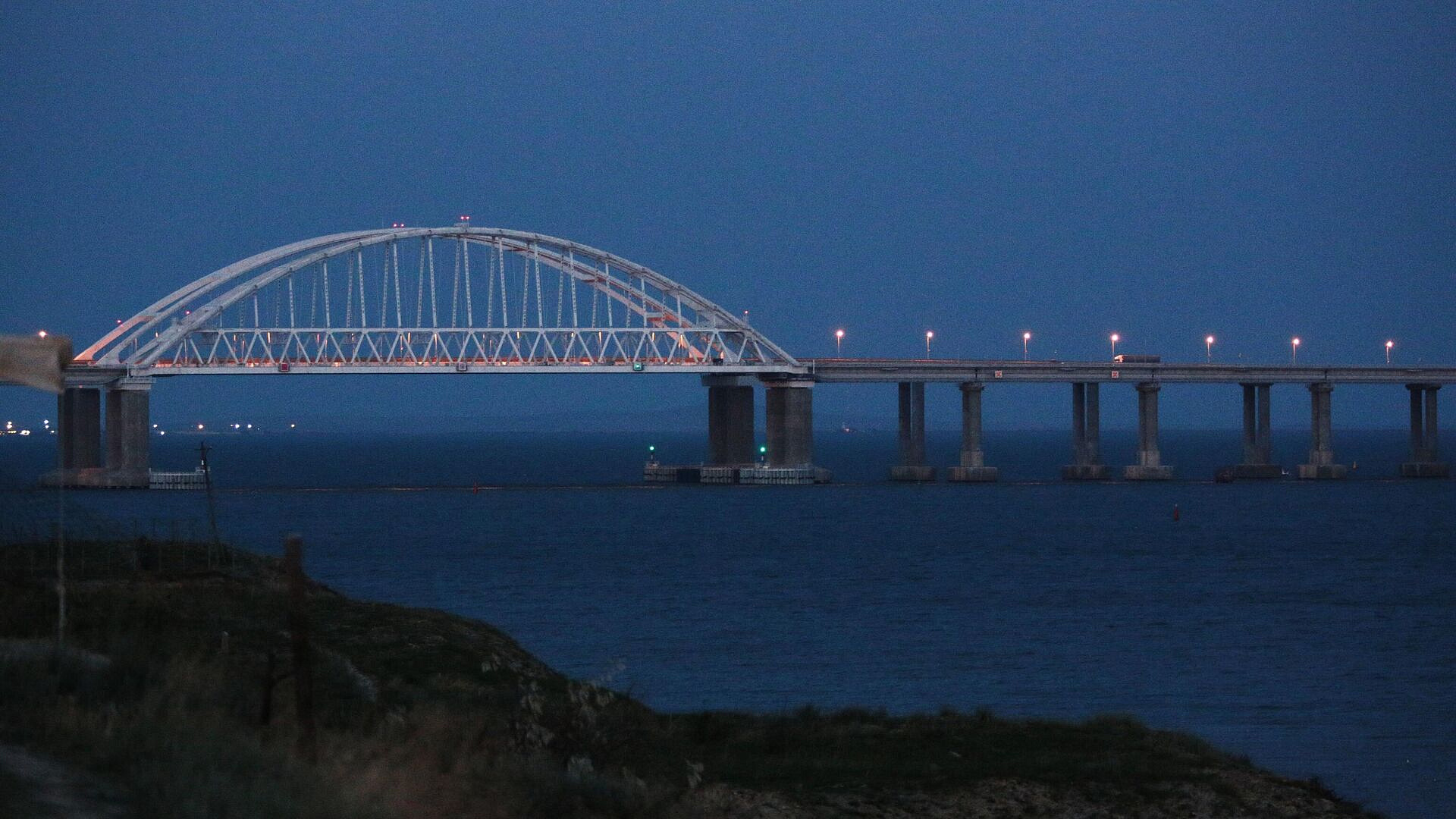 Движение по Крымскому мосту остановили второй раз за день