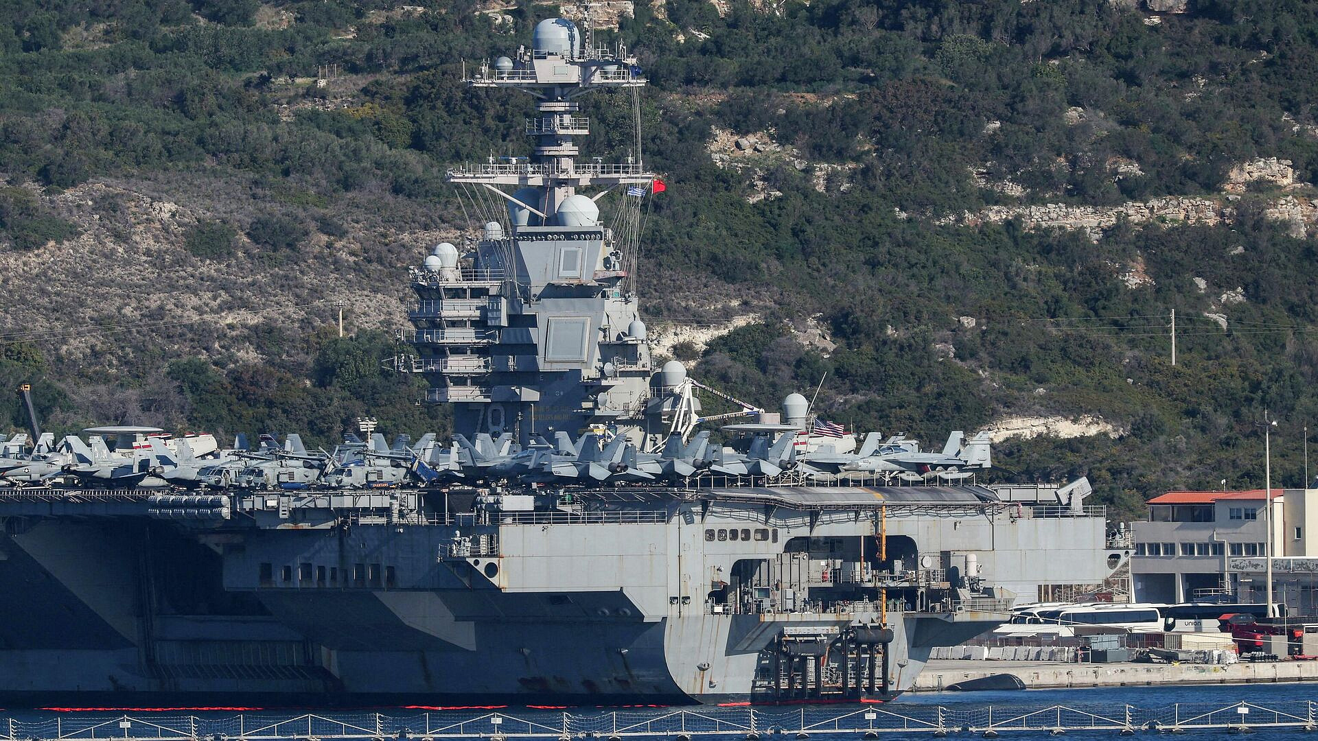 СМИ: американский авианосец Gerald R. Ford прибыл на военную базу на Крите