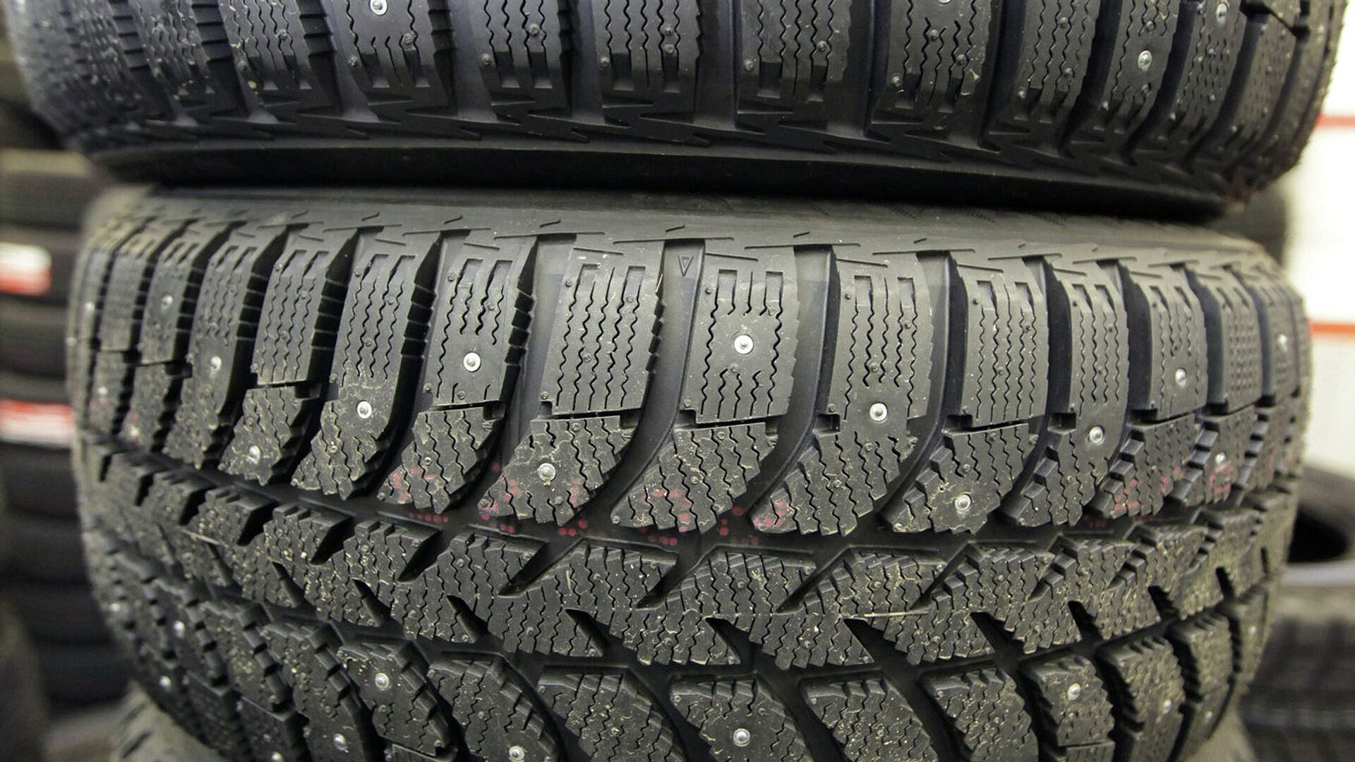 Эксперт предупредил о штрафах за использование шин с шипами летом