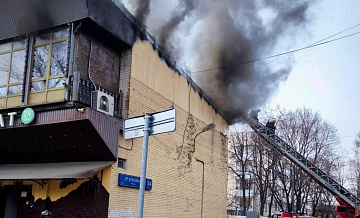 На востоке Москвы перекрыли движение из-за пожара