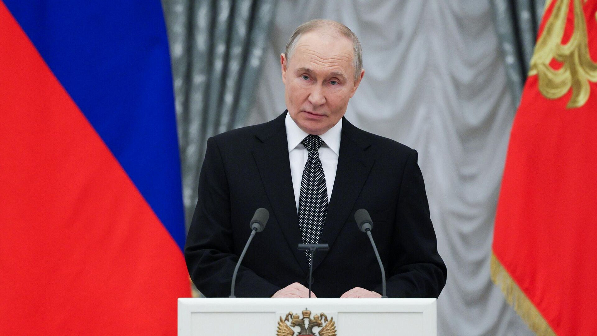Путин пообщался с обладателями госнаград за бокалом шампанского
