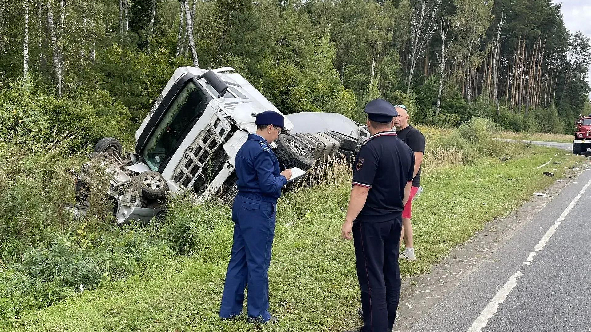 В Калужской области три человека погибли в ДТП с цементовозом