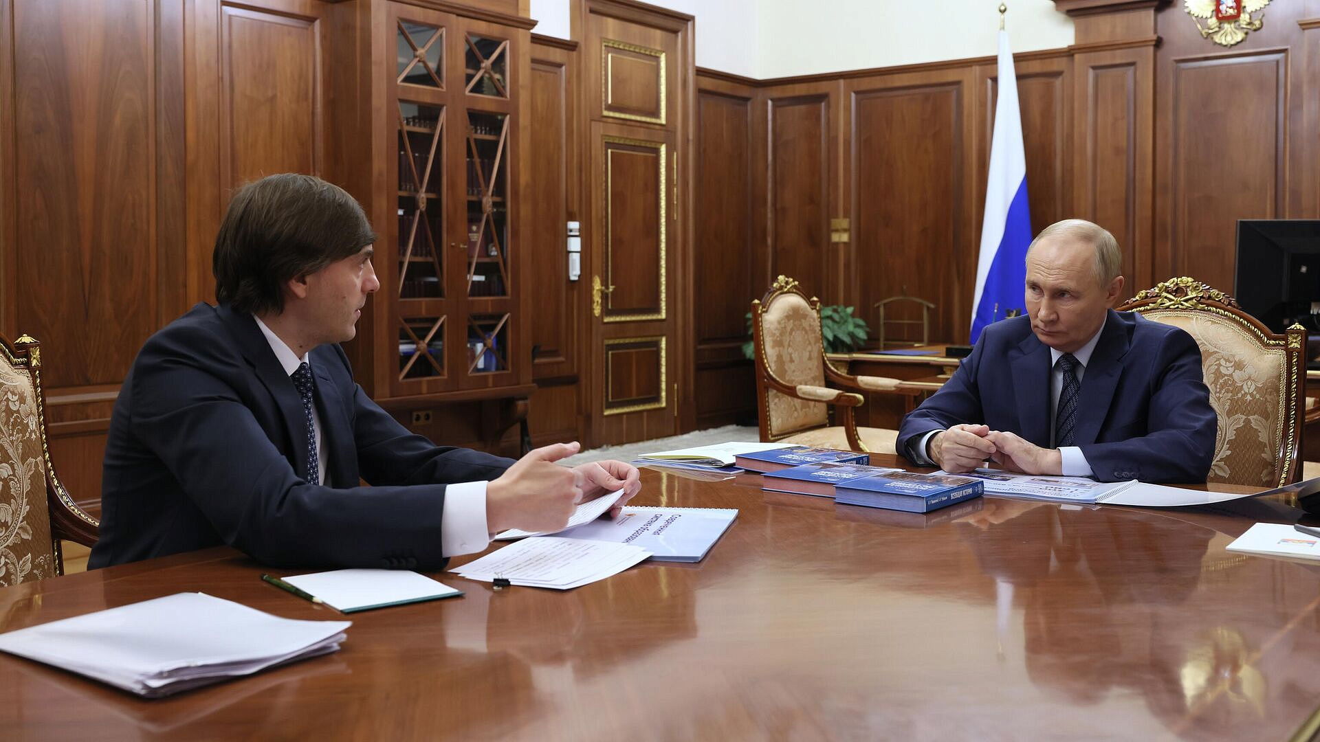 Кравцов показал Путину новые учебники по истории