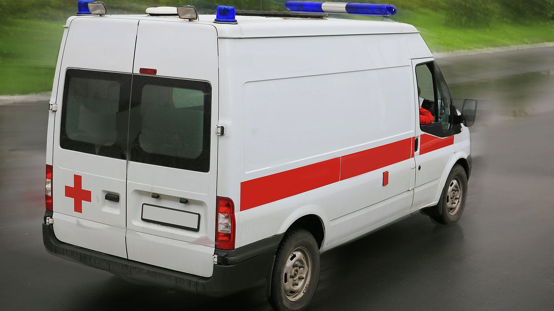 Во Франции больницы готовы принять тысячи раненых, пишет Canard Encha?n?