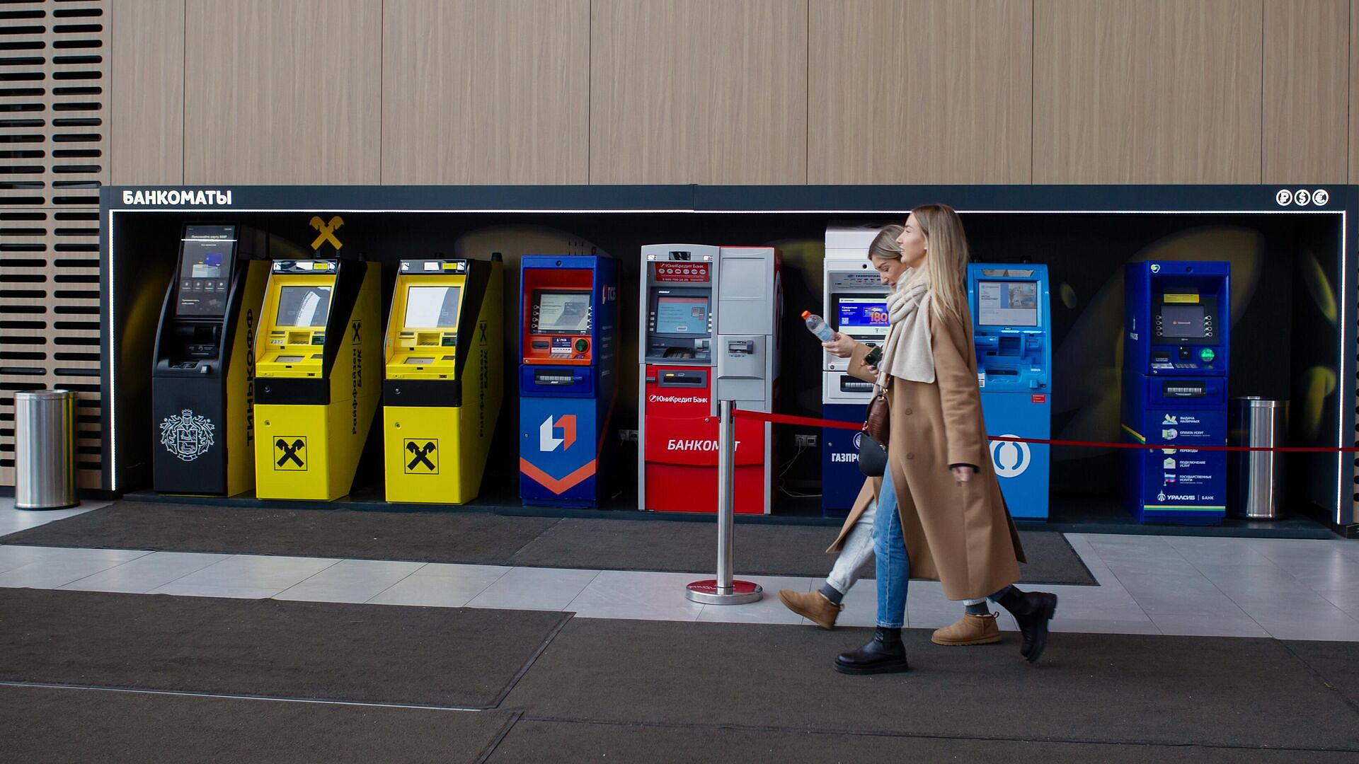 В России стартовал эксперимент по запуску единой сети "белых банкоматов"