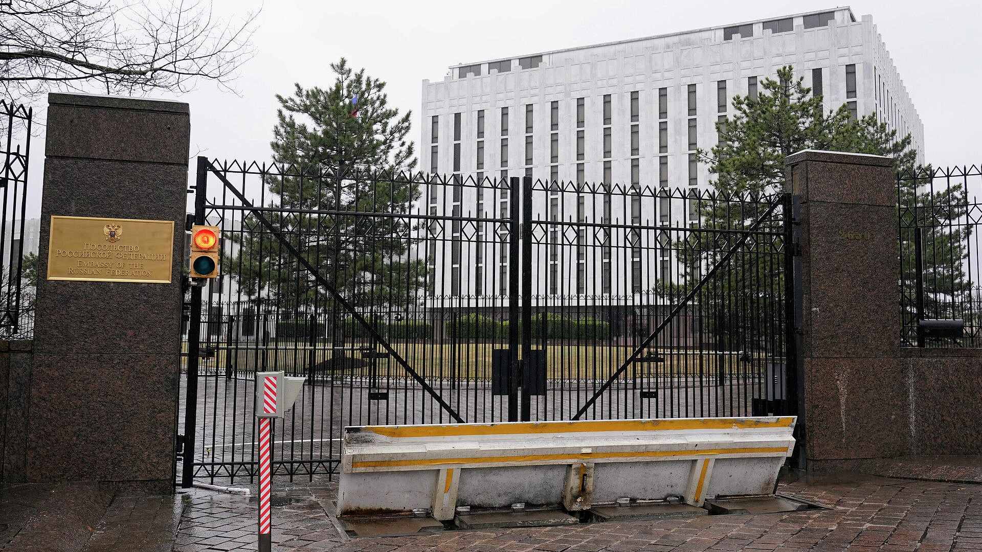 Посольство России потребовало гуманного обращения с Ольшанским и Ивиным