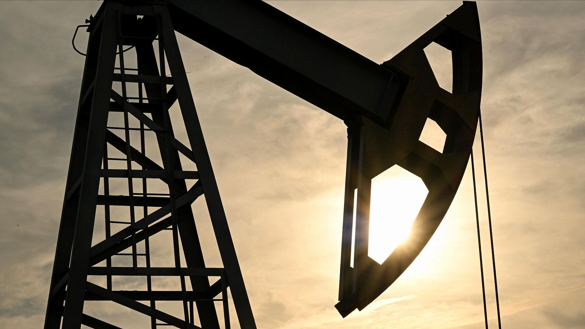 Цена на нефть марки Brent после ударов по Ирану превысила $80 за баррель