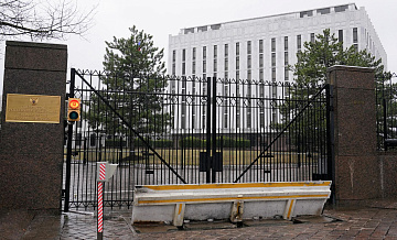 Посольство России потребовало гуманного обращения с Ольшанским и Ивиным