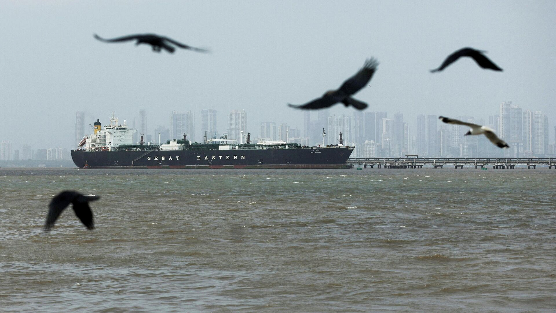 Два танкера в Ормузе развернулись после переговоров США и Ирана, пишут СМИ