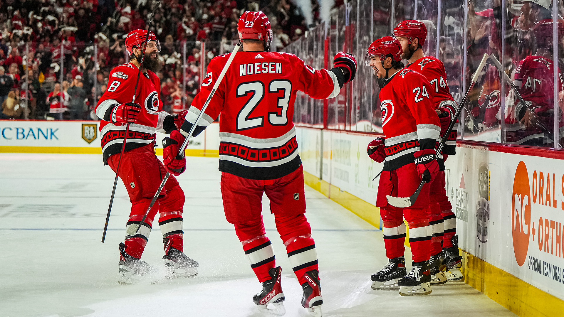 "Каролина" обыграла "Питтсбург", Никишина признали первой звездой матча НХЛ