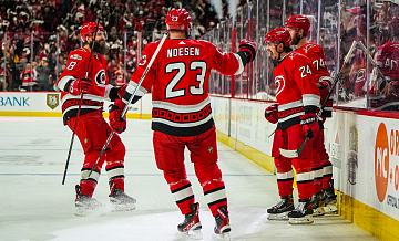 "Каролина" обыграла "Питтсбург", Никишина признали первой звездой матча НХЛ