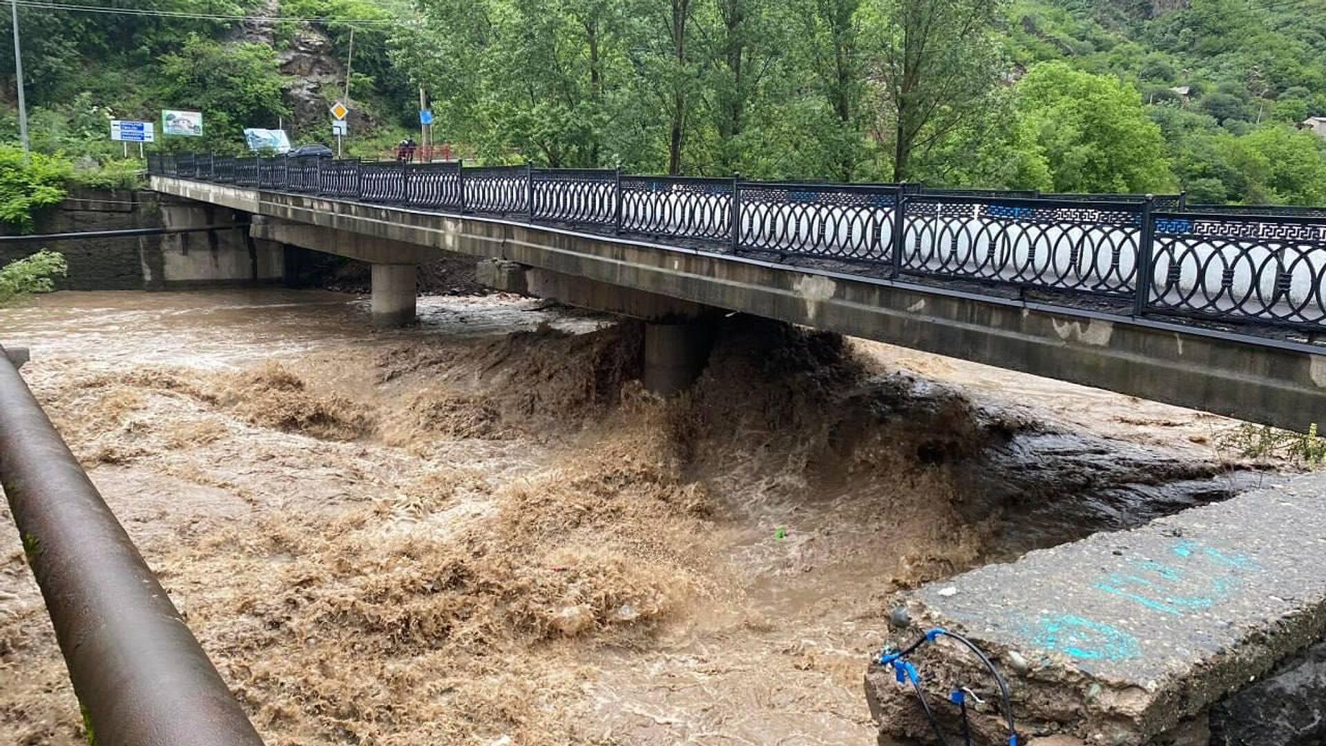 Пашинян направился в зону, затронутую наводнением