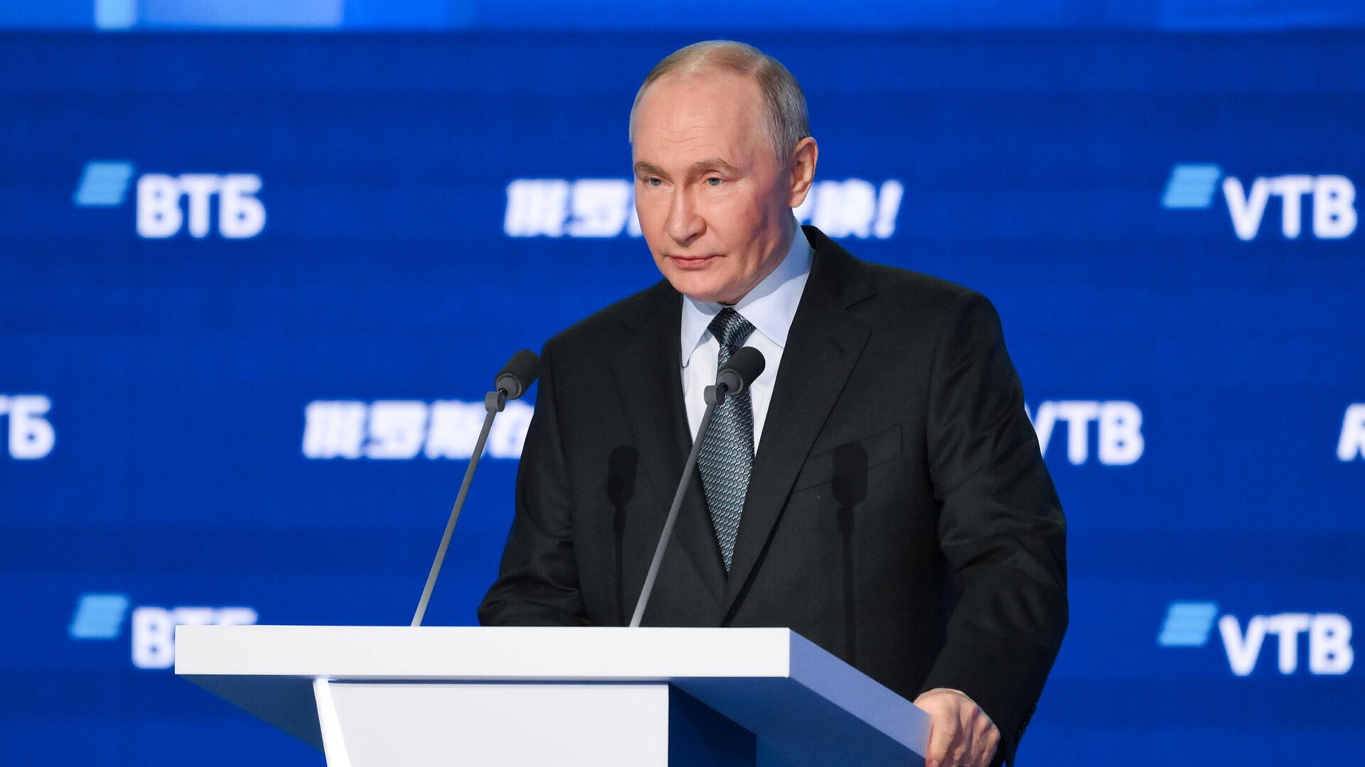 Путин поручил правительству расставить приоритеты по поддержке отраслей