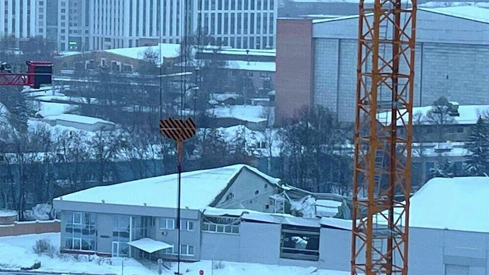 Крыша катка ЦСКА обвалилась на ледовый комбайн, в котором не было водителя