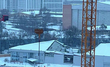 Крыша катка ЦСКА обвалилась на ледовый комбайн, в котором не было водителя