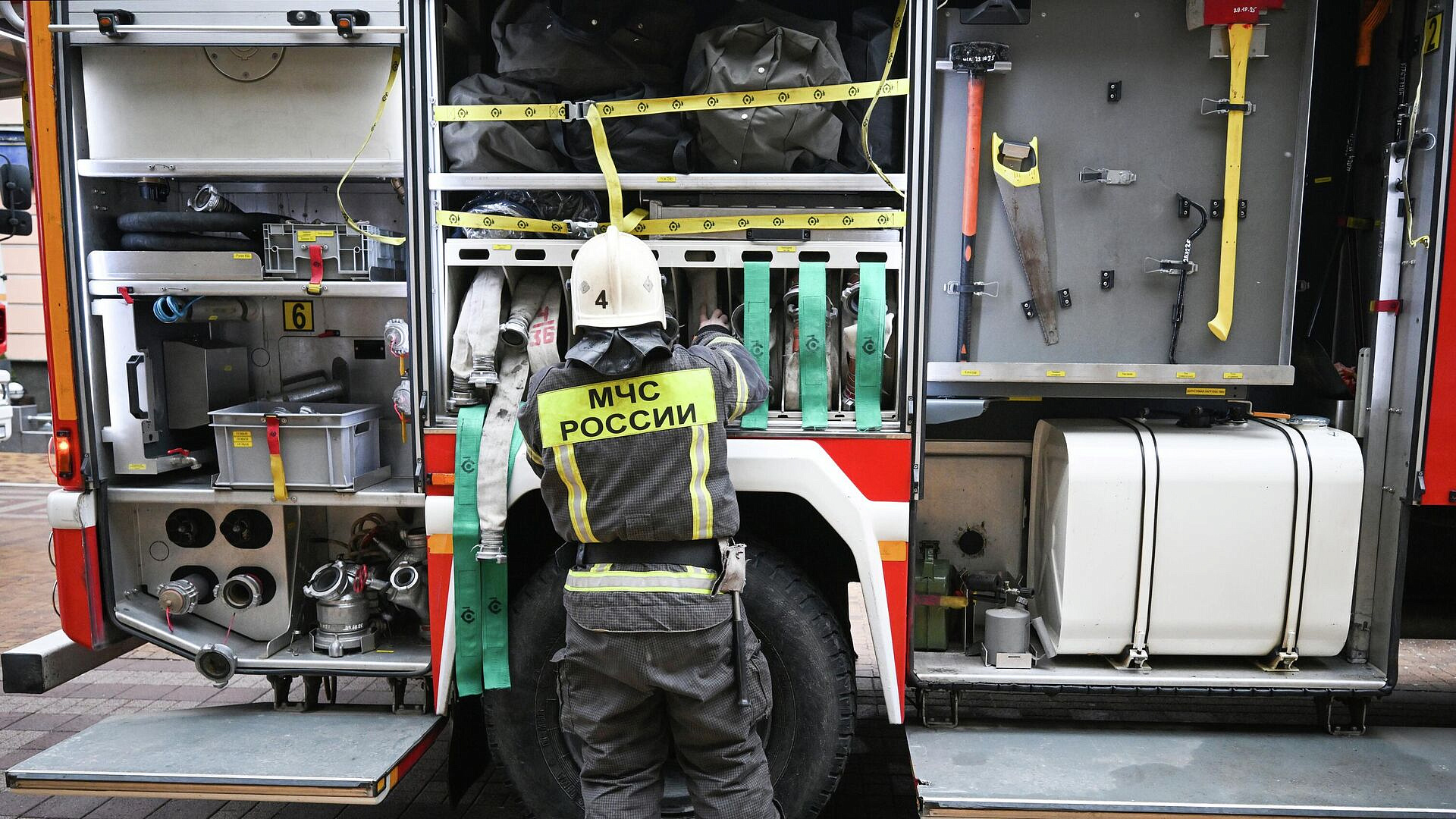 В Химках загорелось складское помещение строительного магазина