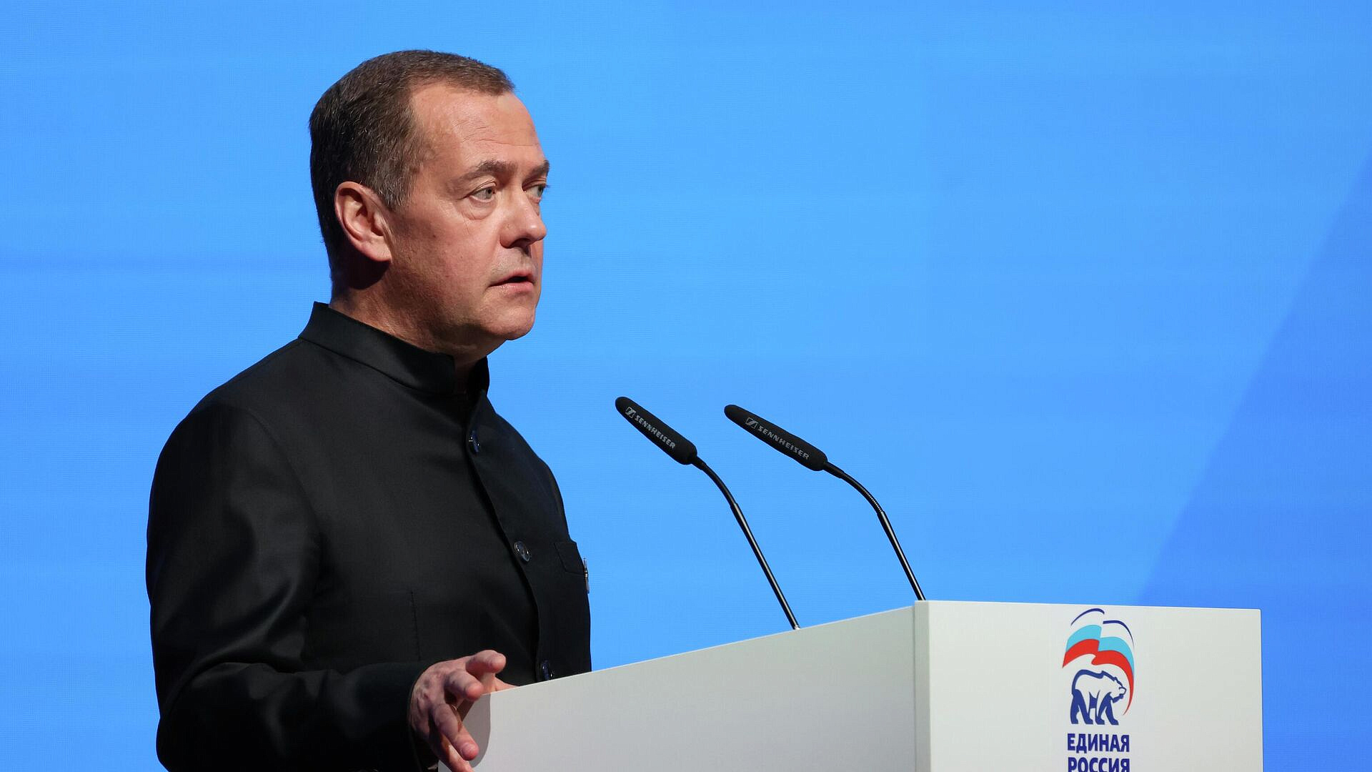 Медведев назвал условие для объединения данных частных и госмедучреждений