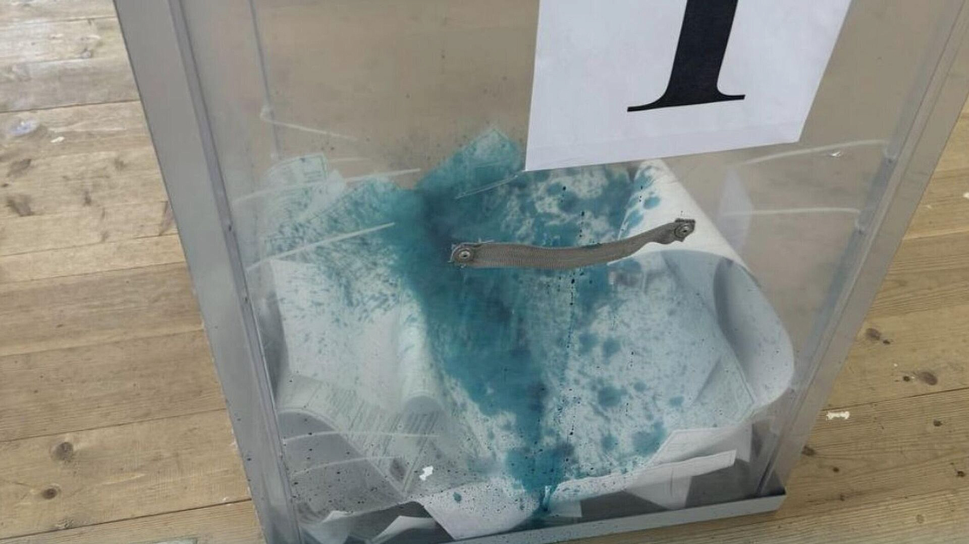 В Зеленоградске пенсионерка вылила зеленку в урну с бюллетенями