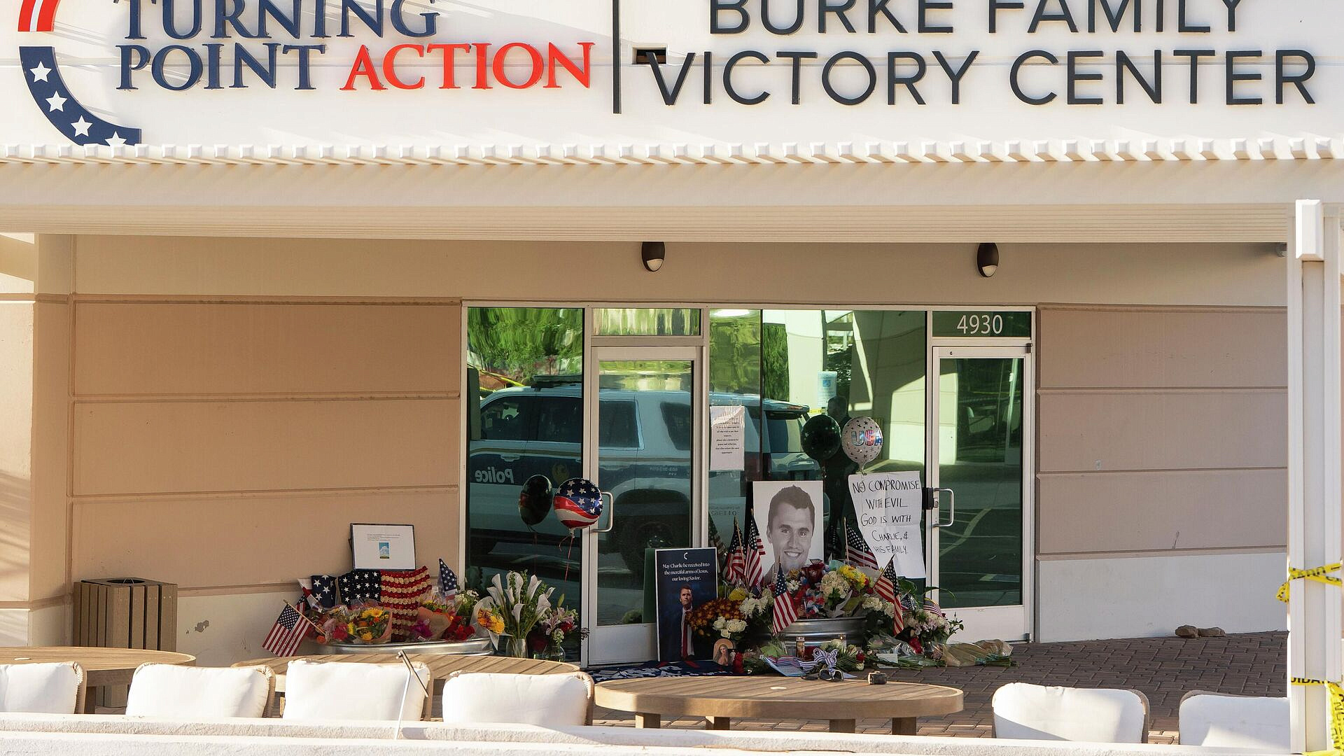 В Аризоне к штабу организации Кирка несут цветы