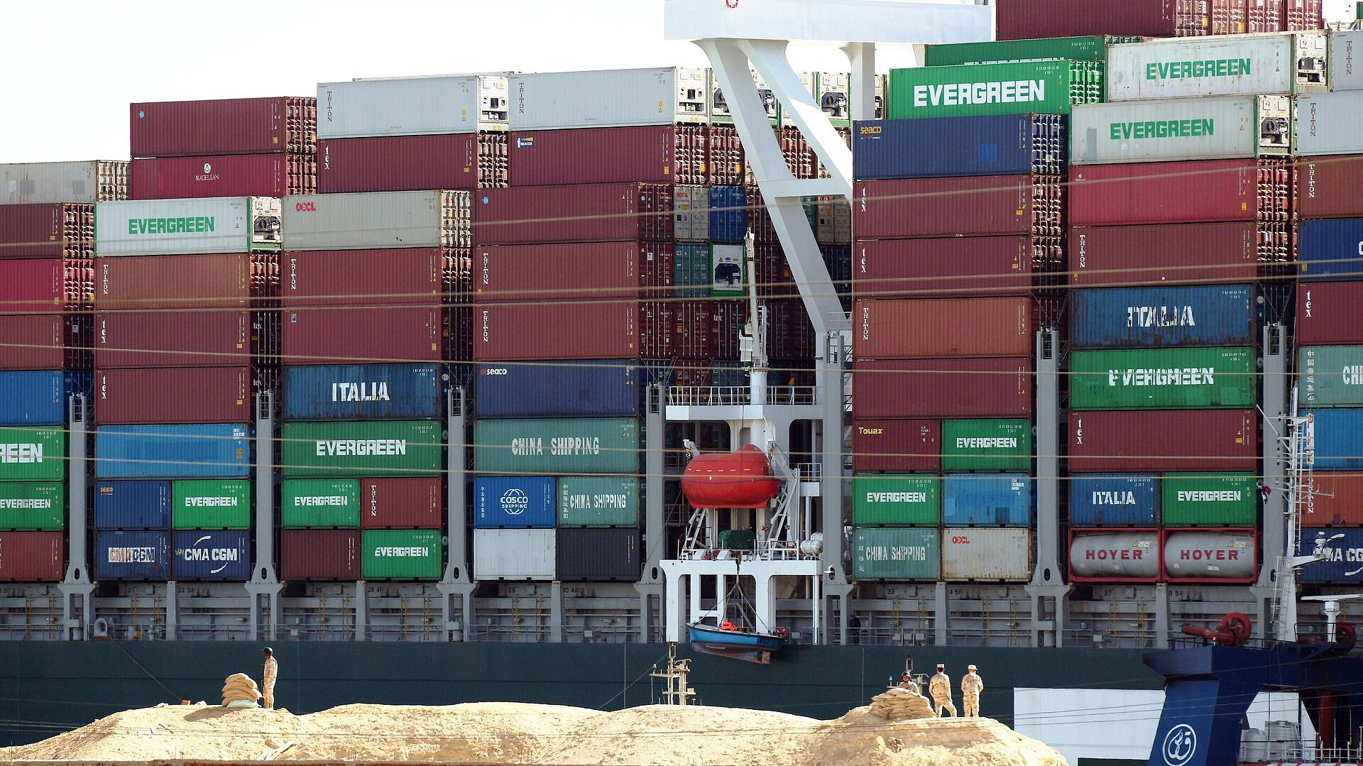 В порту на западе Турции контейнеровоз снес краны